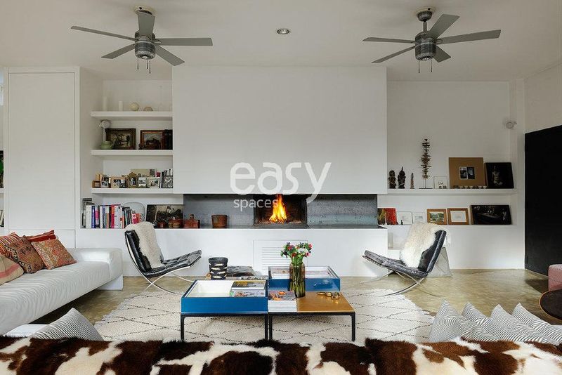 Scenery rental service provider located in Lyon specializing in photo and film shooting sessions throughout Lyon